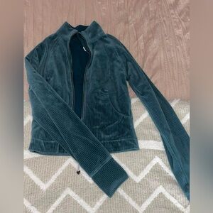 worn once for 4 hours on a car ride and didn’t like how it looked on me.